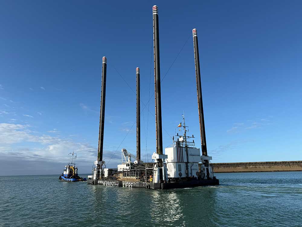 Tug towing the Herbosch Kier Octopus platform out of Newhaven Harbour